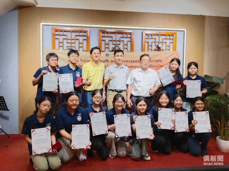 (後排左4)廖建勛頒發感謝狀予參與壁畫創作的12位濱華中學學生。
