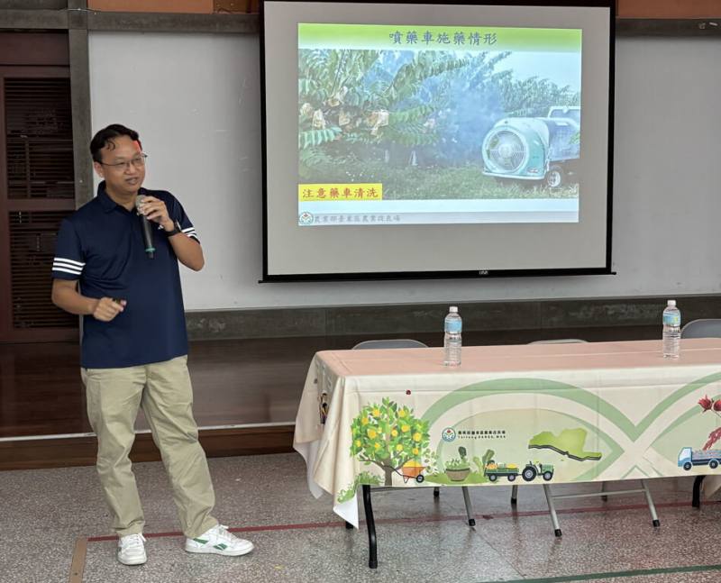 台東重要經濟作物番荔枝（釋迦）即將進入開花和結果期，台東區農業改良場下鄉舉辦4場防治病蟲害講座，提升產業競爭力。農改場科長王誌偉21日講授「鳳梨釋迦無農藥殘留生產技術」。（台東區農改場提供）