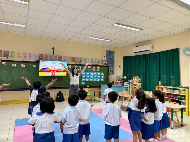 海華文教志工詹佩禎於耀華中學Nursery及Kinder班級進行華語教學，陪伴幼兒透過遊戲學習中文。