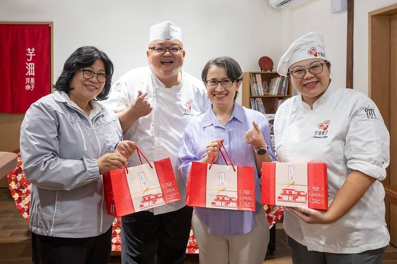 副總統前往「芋沺商行」及「芋沺菓子」，參訪由嘉義返鄉青年創立的品牌商店
