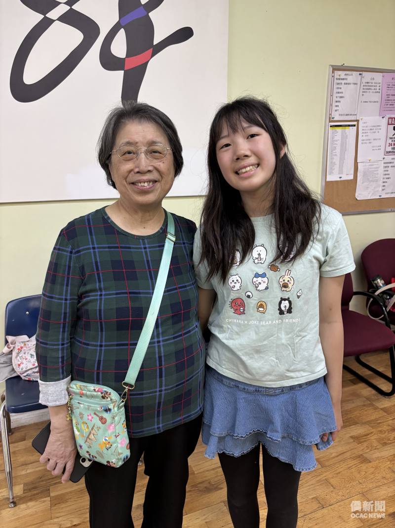 特地自安大略省Kenora市搭機至溫哥華的學員施怡安(右)與祖母廖純如(左)。(張伶銖攝)