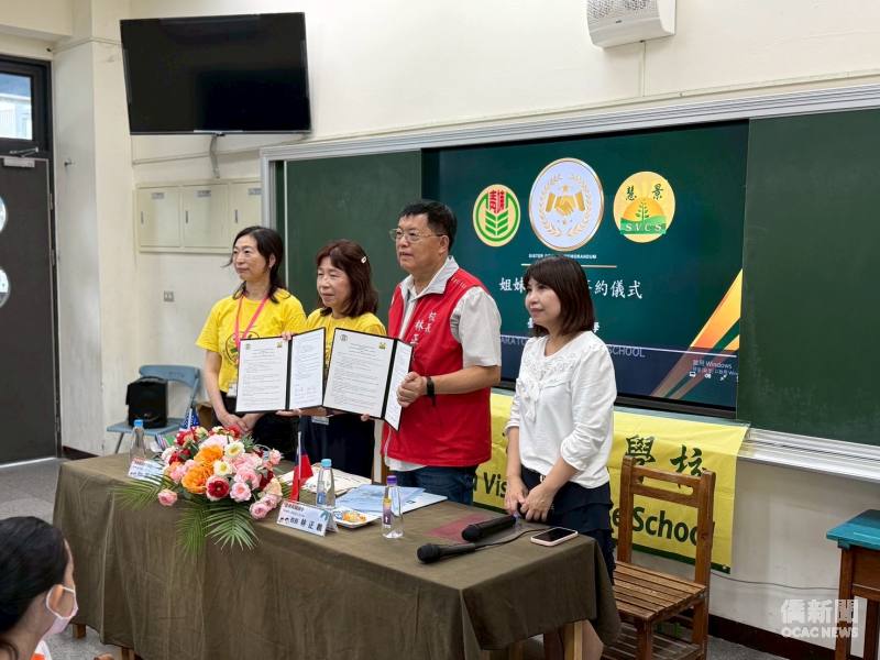2026年5月兩校簽訂合作備忘錄，慧景中文學校由黃旭甄老師(左1)、劉仁佩老師(左2)代表；青埔國小由林正義校長(右2)、陳筑莛教務主任(右1)代表。