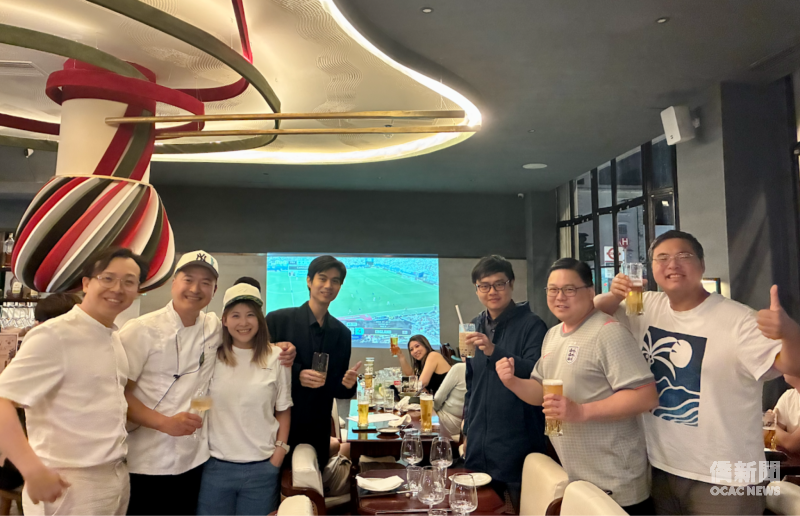 英國臺灣商會會員、各界貴賓及醉牛（Wine The Noodles）團隊共同參與世界盃觀賽活動，現場氣氛熱烈，展現社群交流與支持英格蘭代表隊的熱情。