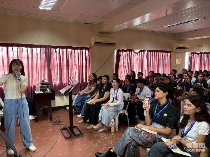 國立暨南國際大學公共行政與政策學系學生志工透過多元教學方式引導學生學習華語。