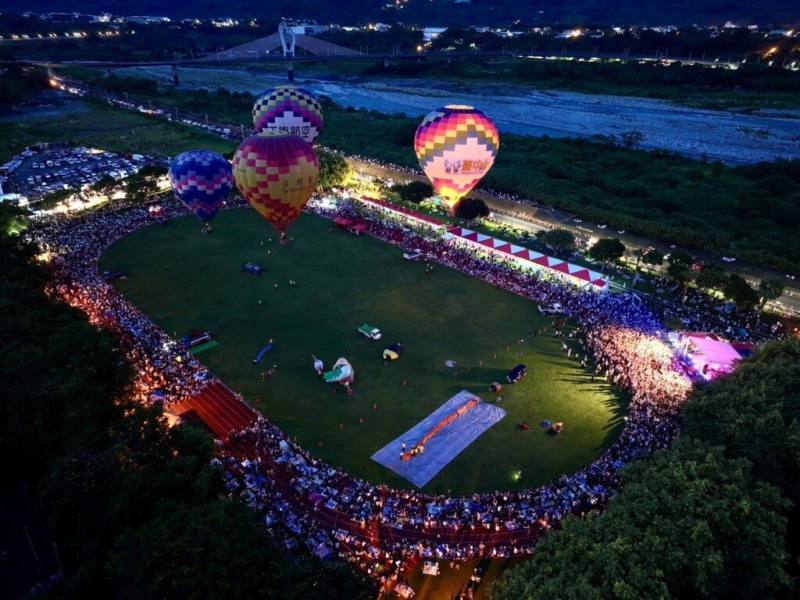 2026台中石岡熱氣球嘉年華8月22日至24日將熱鬧登場，活動從白天一路持續至夜晚，不僅能仰望熱氣球翱翔山城天際，還有晚會可欣賞音樂演出。（台中市政府提供）