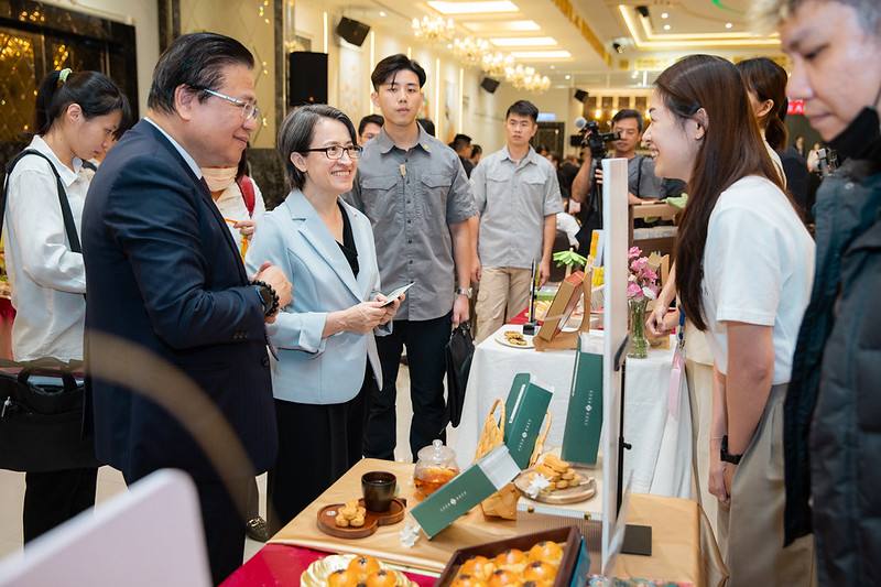 副總統參觀獲獎店家展示攤位，了解各地糕餅特色及業者創新成果