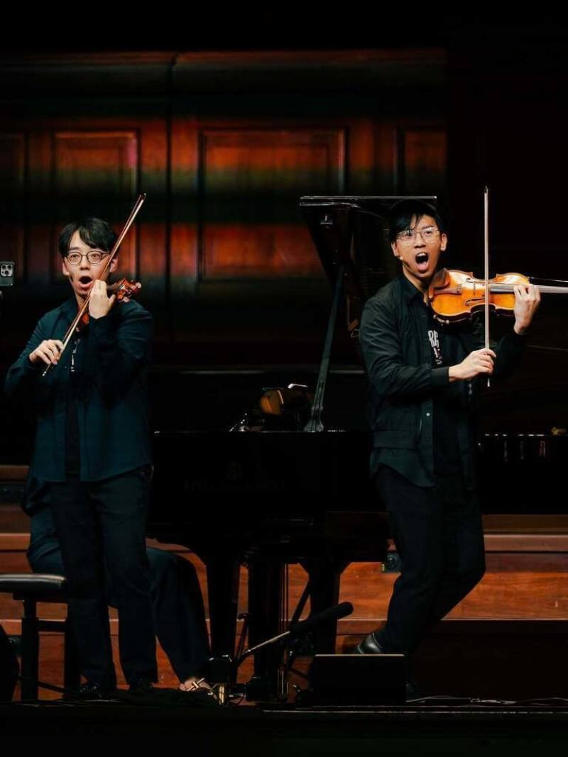 雙琴俠（TwoSet Violin）9月將在台灣舉行Sacrilegious Games音樂會，雙琴俠由小提琴家楊博堯（Brett Yang）（左）與陳韋丞（Eddy Chen）（右）組成，以幽默搞笑打破框架，成軍至今累積YouTube頻道吸引超過430萬訂閱數。（牛耳藝術提供）