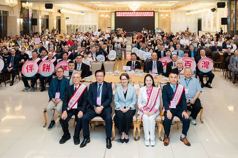 副總統和出席人員合影