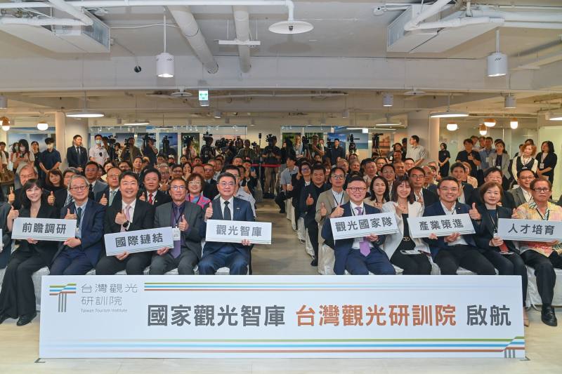 行政院長卓榮泰出席「財團法人台灣觀光研訓院」揭牌儀式