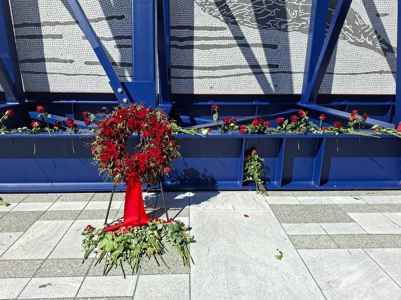 19日揭幕的挪威722新納粹屠殺事件紀念碑「Underhåll」由藝術家法爾巴肯（Matias Faldbakken）設計，藍色鐵框上寫著所有罹難者的姓名與年齡，也在姓名旁保留一個小孔讓追思者可以獻花致意。
