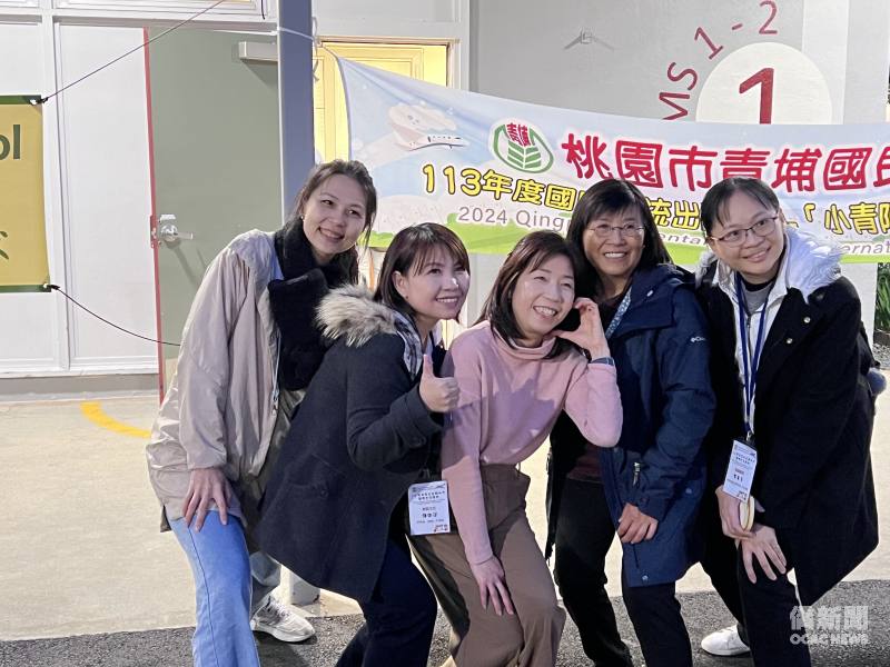 2024年3月青埔國小師長帶領學生到慧景中文學校參訪，圖中左起：青埔陳依伶老師、陳筑莛、慧景劉仁佩老師、慧景莊美珍副校長、青埔張菁芳老師