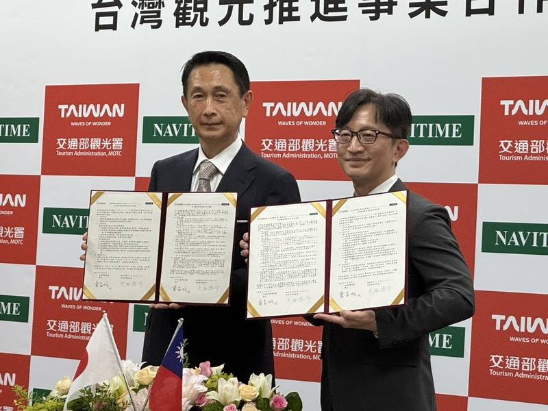 為了讓外國旅客來台旅遊時感到更加便利，觀光署主秘黃易成（右）與NAVITIME JAPAN社長大西啓介（左）共同簽署合作備忘錄，將授權觀光署多媒體開放資料，結合交通部的TDX交通數據流通平台，與NAVITIME進行串接。