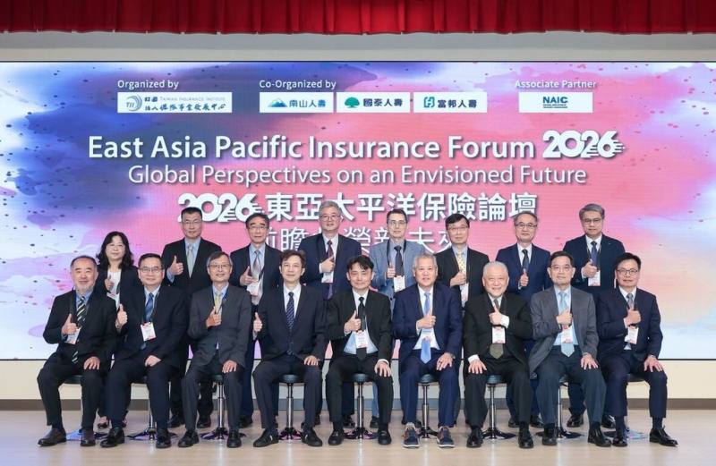 保發中心22日舉辦「2026年東亞太平洋保險論壇」，邀美國、日本與台灣保險領域專家，探討保險業在數位轉型、總體經濟投資等機會與挑戰。圖為金管會副主委陳彥良（前排左4）、保發中心董事長黃泓智（前排右5）與總經理詹芳書（後排右1）。（保發中心提供）