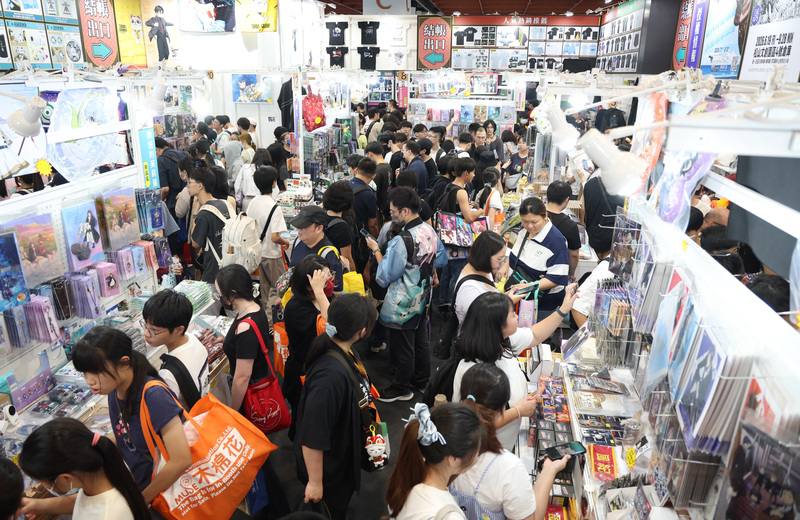 「2026漫畫博覽會」23日起在台北世貿一館展開，吸引大批民眾到場參觀，選購喜愛的動漫商品。
