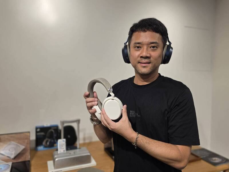 宙宣有限公司協理陳柏成表示，耳機市場持續穩定成長，「是許多年輕人接觸高階音響的第一步」。