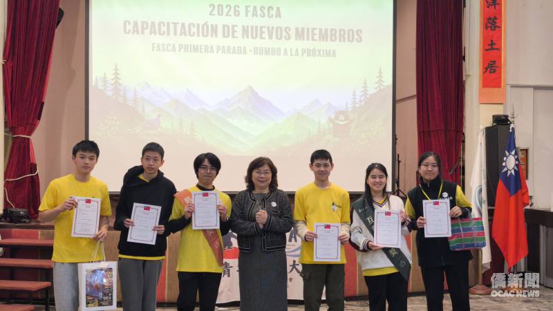 駐阿根廷大使謝妙宏頒發結業證書，勉勵FASCA學員持續投入僑社服務與文化傳承