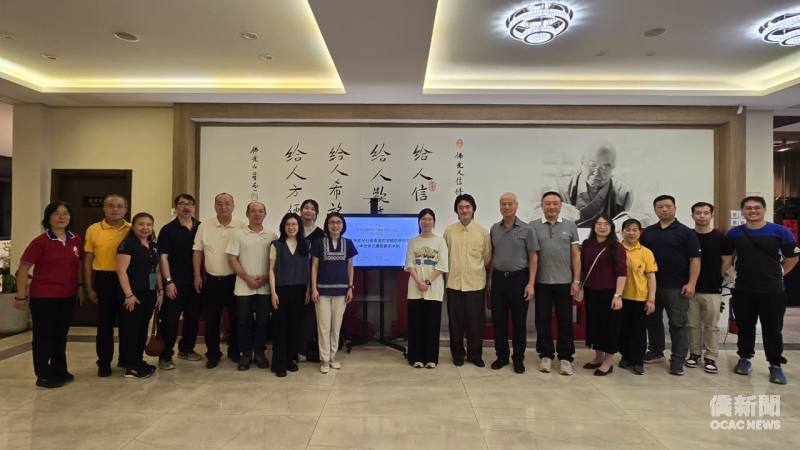 「南美有愛：醫起飛向巴拉圭」成果分享會圓滿落幕，陳慧芬與僑界貴賓及青年團隊合影