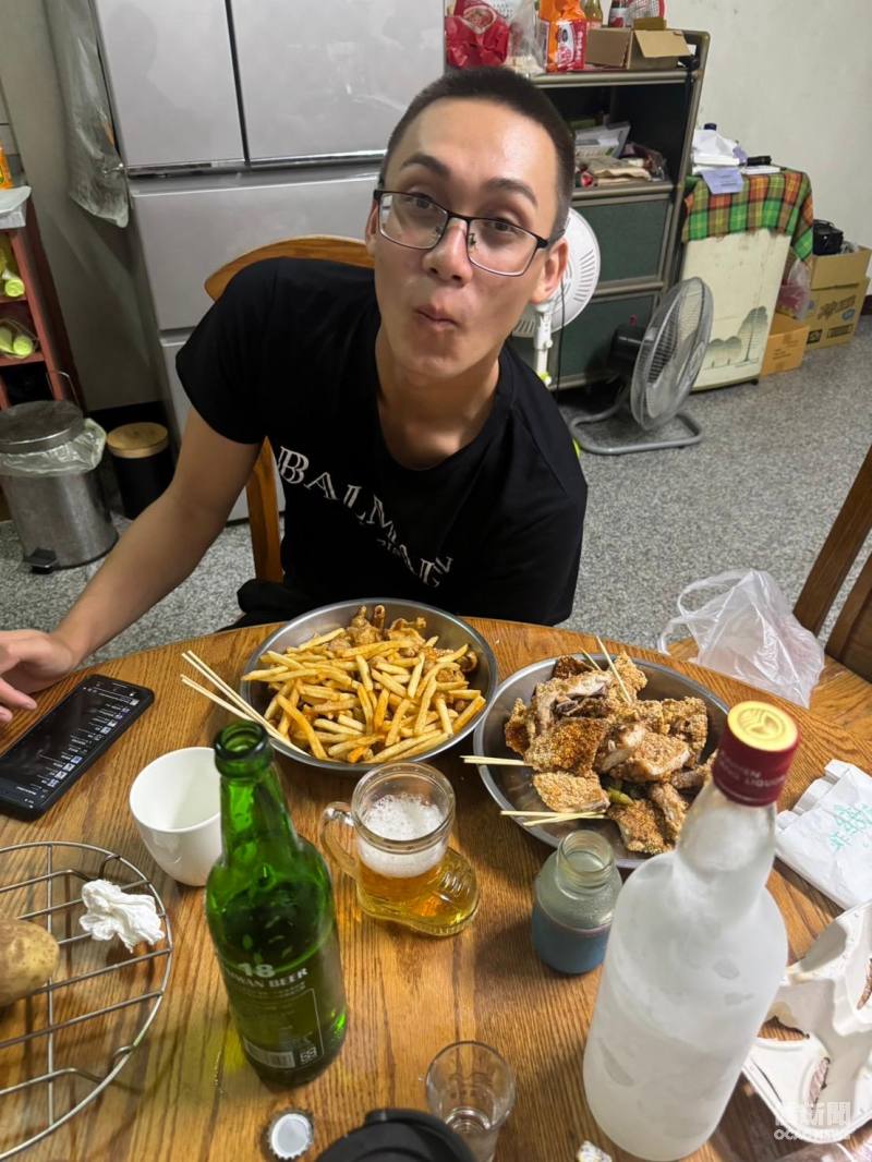 服役期間，湯橋希將進食當成抒發，排解營區無聊且單一的生活。