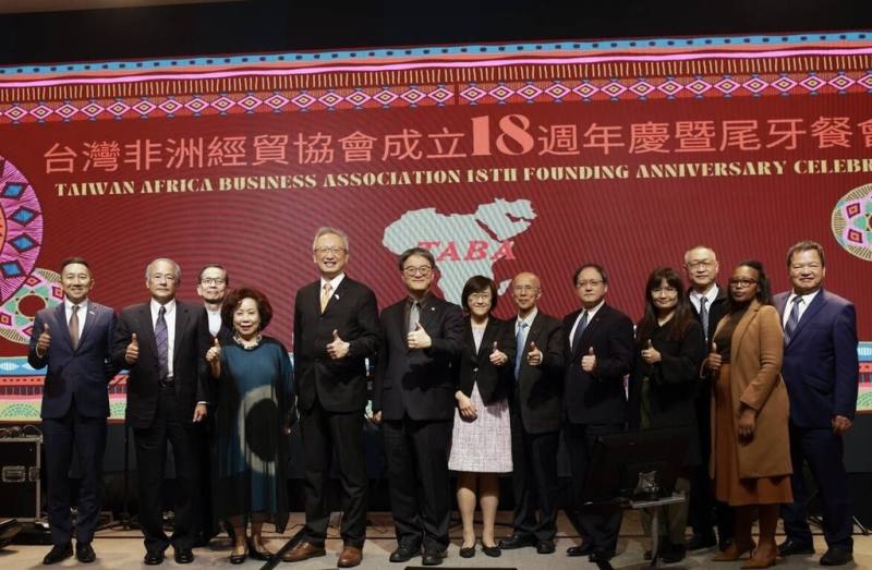 已邁入20年歷史的台灣非洲經貿協會長期致力於推動台商拓展非洲經貿市場。林原（左6）於2023年擔任理事長至2025年底卸任，現為協會監事長。圖為2024年協會18週年慶祝會。（林原提供）