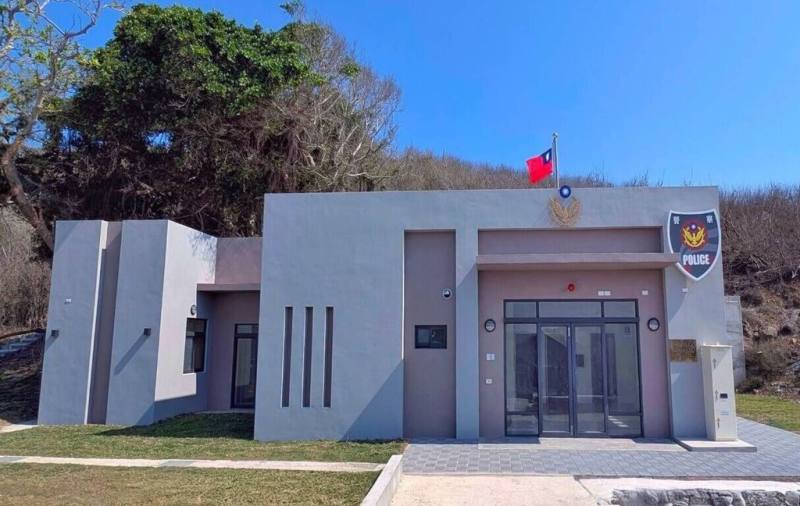 澎湖縣政府警察局所轄最偏遠望安分局雙吉派出所新建廳舍115年6月完工驗收，7月24日落成啟用，象徵做好全天候「離島不離心」治安、交通等各項警政服務。（警察局提供）