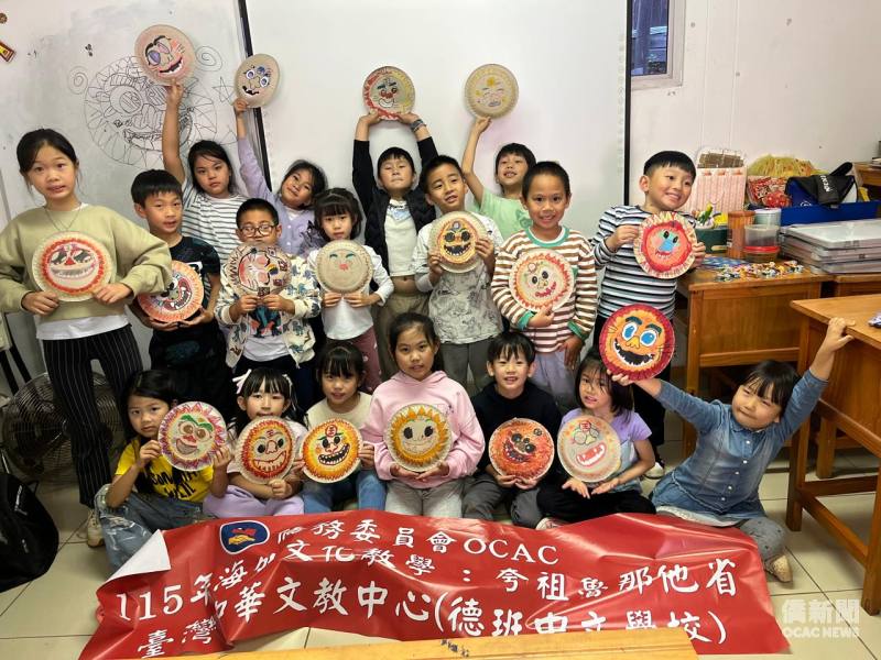 學員們親手彩繪獅頭，於成果展上演出歡樂祥獅喜相逢