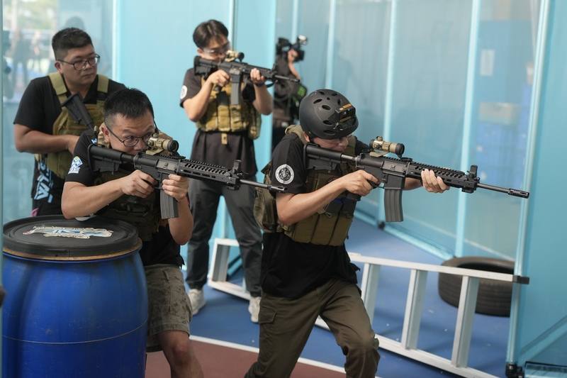 為厚植全社會防衛及後備韌性，國防部25日於台北復興崗營區舉辦「2026全國空氣軟槍競技射擊比賽－北區初賽」活動，結合空氣軟槍競技、限制空間戰鬥（CQB）、戰場環境模擬等內容，吸引近百位後備軍人組隊報名。工作人員24日在賽場上進行示範賽供媒體拍攝。