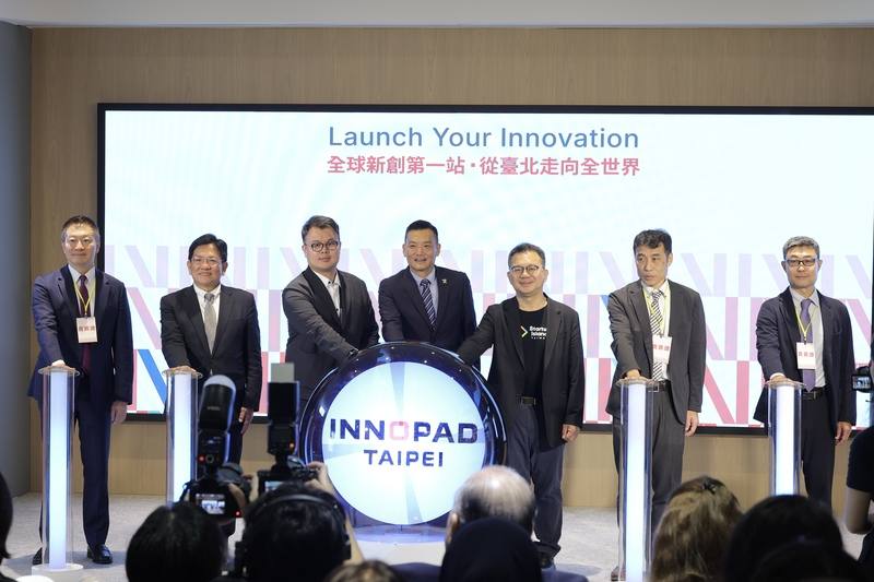 INNOPAD TAIPEI台北新創旗艦基地24日舉行開幕記者會，台北市政府副祕書長俞振華（左4）、超微（AMD）台灣分公司總經理陳民皓（右1）、台北新創旗艦基地執行長陳立偉（左2）等人出席，共同啟動儀式。
