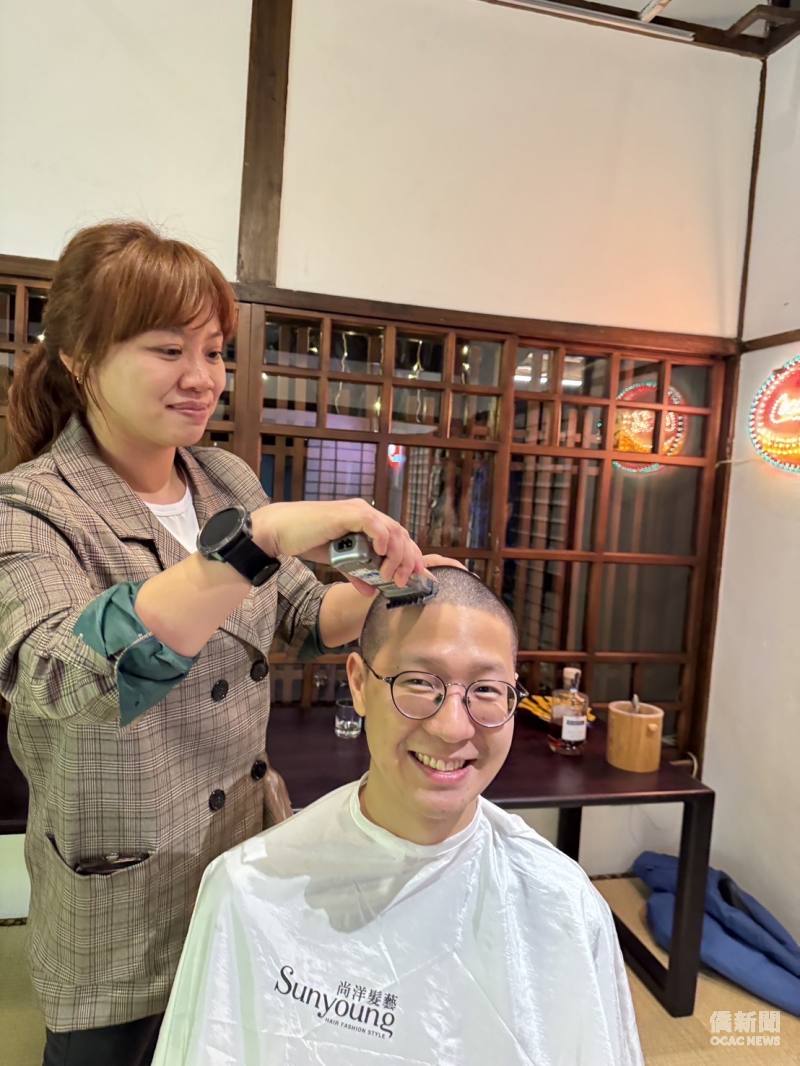 入伍前的剃頭時刻，為沈敬恆的役男身分留下回憶