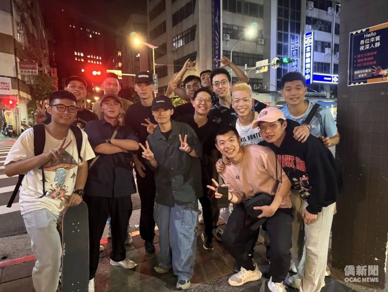 成功嶺結訓後，沈敬恆（中排右3）與同期受訓弟兄下部隊後再度相聚