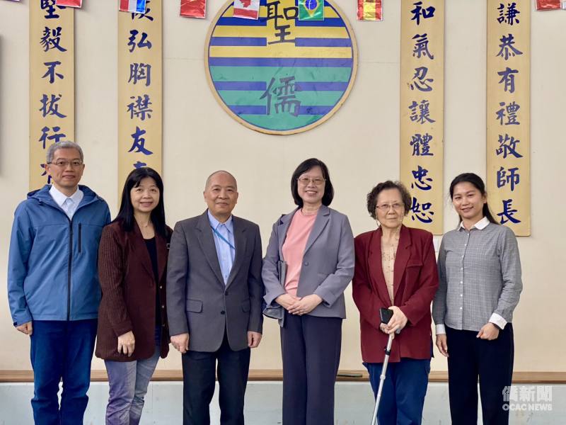 林志孟、蔡雅薰、蔡娉婷、三好學習中心教學主任陳娟娟及教務主任李勇進於聖儒華文學校校徽前合影
