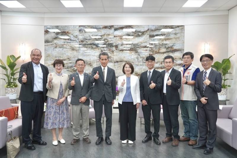 由日本茨城縣笠間市長山口伸樹（左4）等人組成的訪問團，23日拜會屏東縣長周春米（中）。雙方皆期盼，未來深化農業、地方產業、教育及文化等交流。（屏東縣政府傳播暨國際事務處提供）