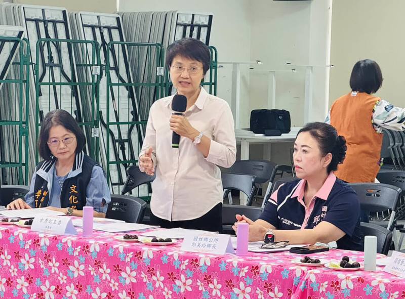 客家委員會主委古秀妃（中）24日前往南投縣國姓鄉，關心成功廣場整體環境改善等案，盼改善後能提供各年齡層更完善活動空間，也希望明年可繼續支持地方。（客委會提供）