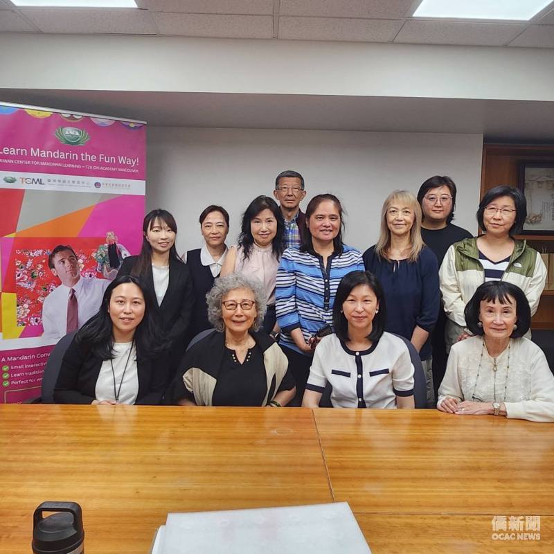 駐溫哥華辦事處僑務組組長郭淑貞（前排右二）主持慈濟人文學校TCML實體座談