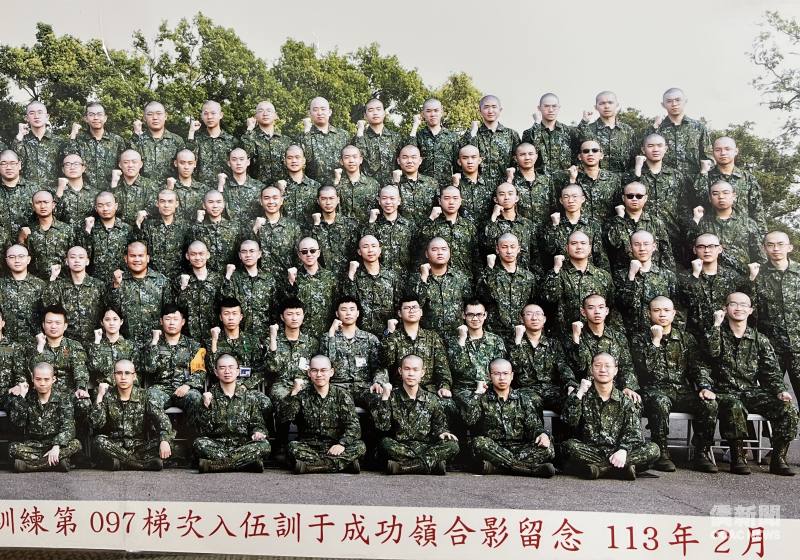 沈敬恆（第一排右1）
於成功嶺受訓