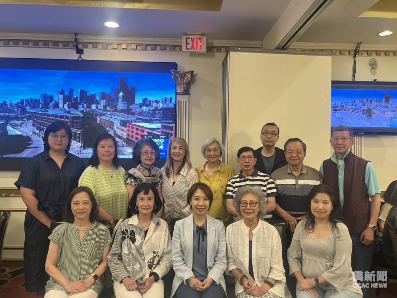 李姸慧出席「2026年全加華文教育會議歡迎晚宴」，與來自加拿大各地僑教代表交流。