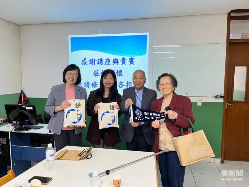 蔡雅薰、蔡娉婷贈送國立臺灣師範大學華語班紀念旗給聖儒華文學校和三好學習中心