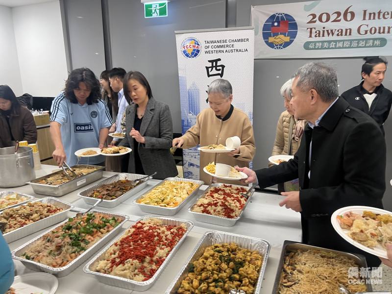 僑民享用豐盛的臺灣佳餚