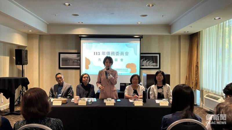 僑務委員會副委員長李姸慧於加拿大溫哥華主持「僑務委員會議先期座談會」，與僑界代表面對面交流，傾聽建言。