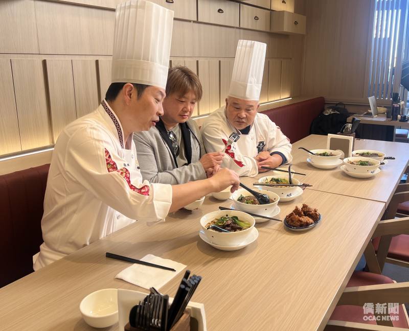 僑委會遴派「臺北儂來餐廳」餐飲總監黃景龍，與「駱師父醬味川客菜館」負責人駱進漢擔任示範主廚，並在「段純貞台灣牛肉麵」品嚐牛肉麵