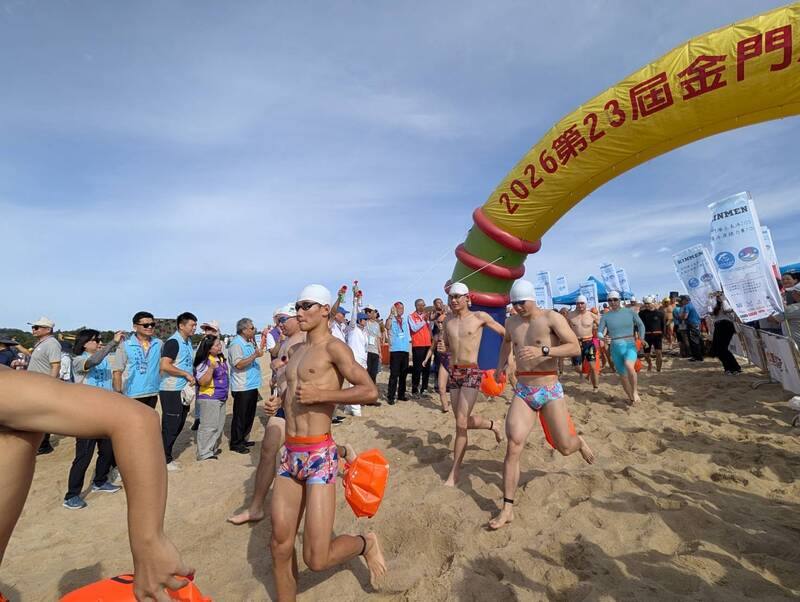 第23屆金門海上長泳25日一早在烈嶼鄉習山湖海灣登場，主辦單位鳴槍後參賽者陸續衝向大海。