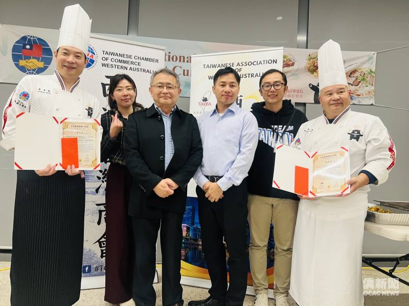 僑務諮詢委員陳俊明（左三）頒發感謝狀給兩位主廚