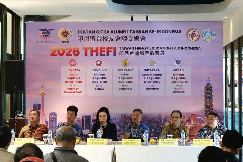印尼留台校友會聯合總會24日在首都雅加達舉行2026年印尼台灣高等教育展記者會，將於8月巡迴5座城市舉行，共有65所台灣大專校院參展。