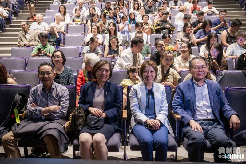 李姸慧(右2)與國會議員區澤光（右1）共同觀賞節目