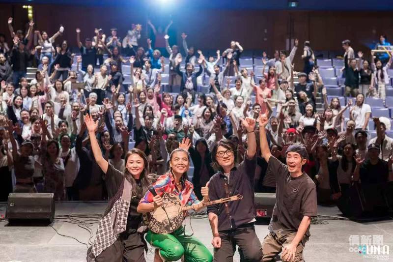 臺灣金曲獎得主戴曉君(左2)與樂團帶來層次極為豐富的演出