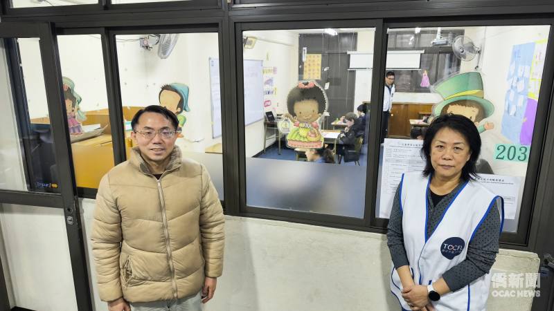 駐阿根廷代表處僑務秘書丁健民（左）於考試期間前往新興中文學校關心考場情形，與許曉菁（右）於考場巡視後合影