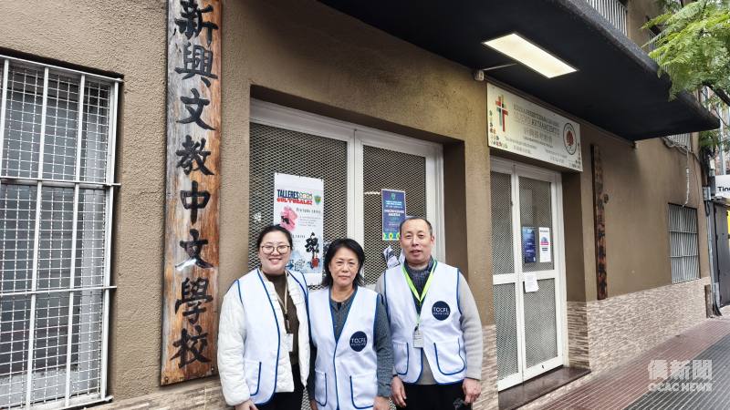 新興中文學校校長許曉菁（中）與教職團隊共同投入華語文能力測驗考務工作，協力完成各項試務安排