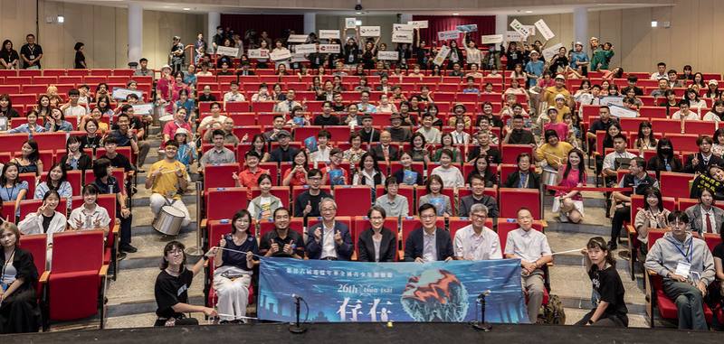 副總統與「第廿六屆花樣年華全國青少年戲劇節」出席人員合影