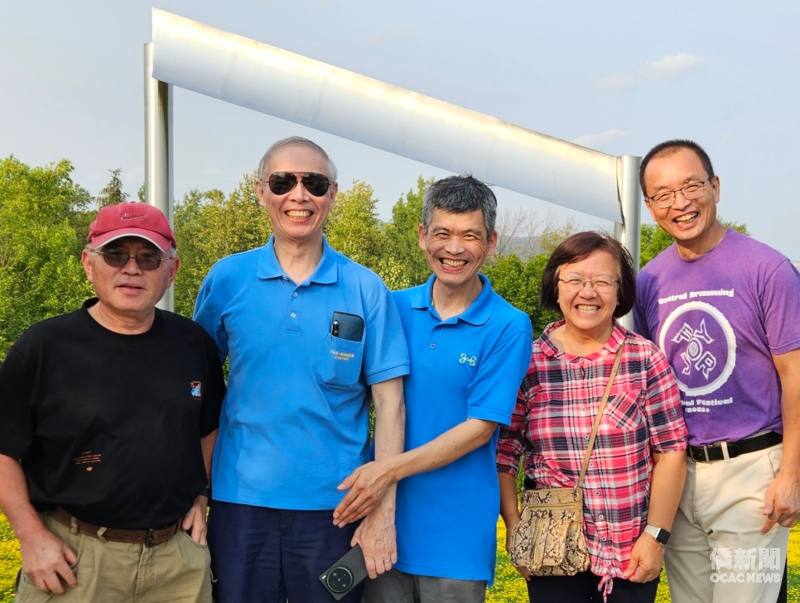 明州華人學術聯誼會會長吳綱華（右二）、僑務委員會諮詢委員蘇秉輝（左二）與部分理事合照