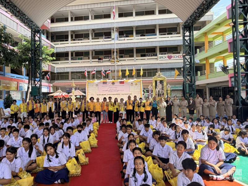 創會會長何素珍及郭啟夫於27日前往曼谷市Chimplee School舉辦獎學金及愛心物資公益活動