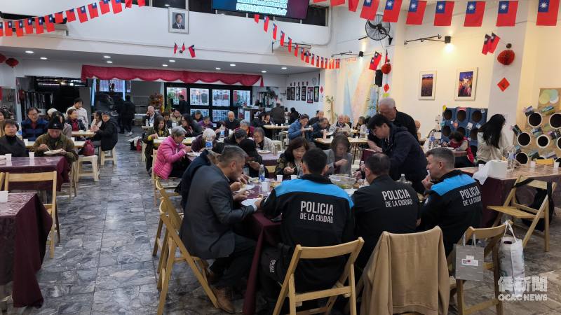 講座結束後，三位警官與僑領、鄉親一同享用點心，交流防詐心得。